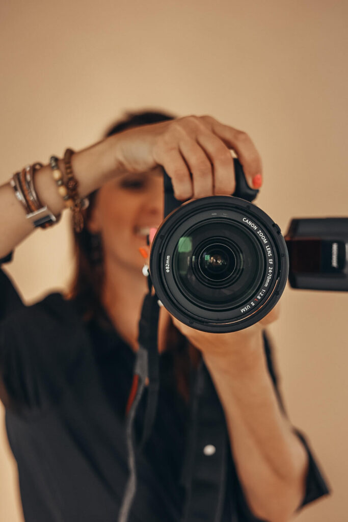 Headshot of Agnes Kindberg holding a camera 