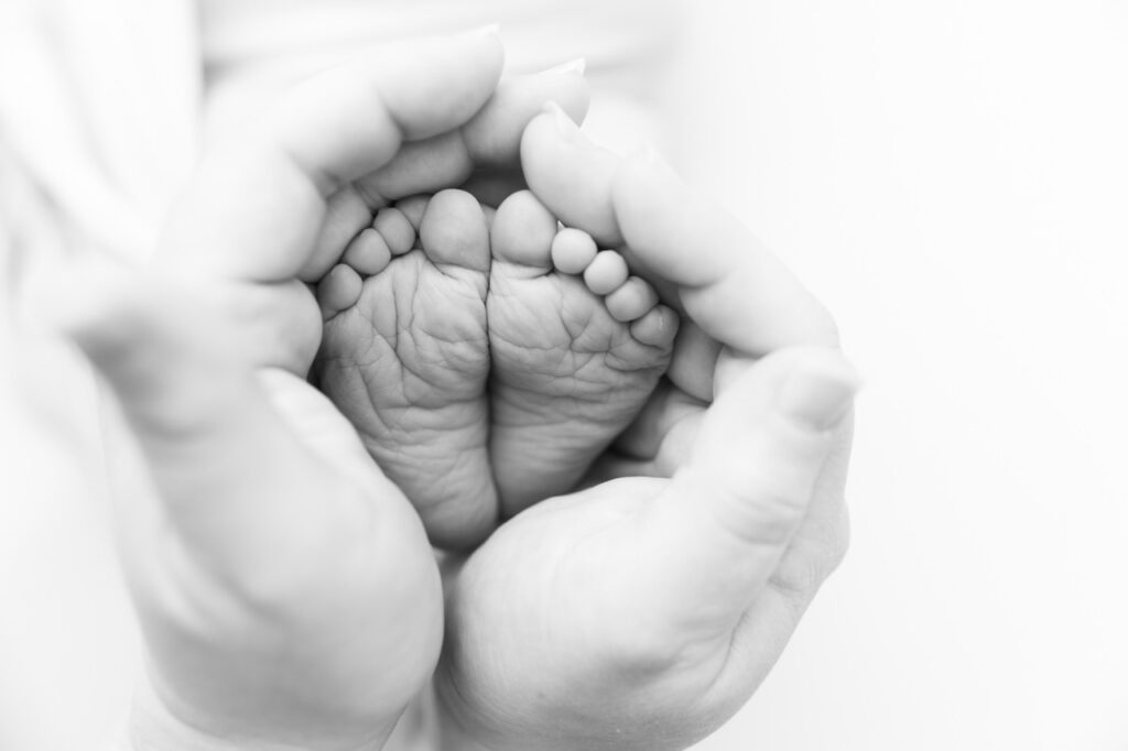 baby's feet in mom's hand black&white images