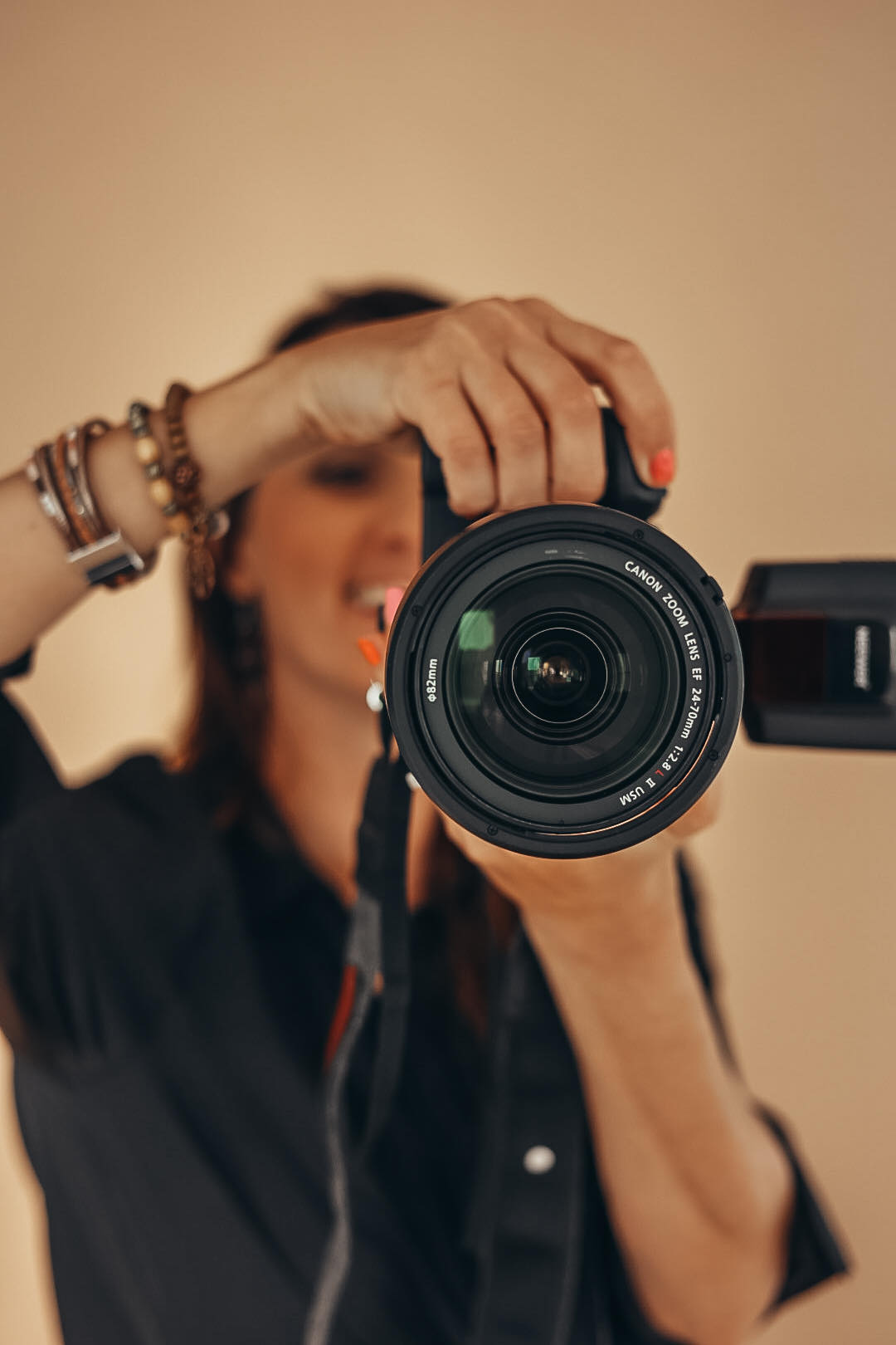 Agnes Kindberg holding her camera in front of her eye